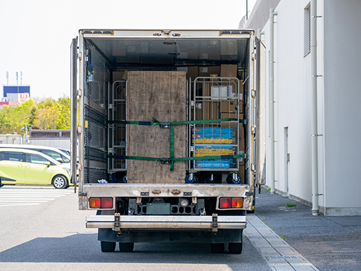 偏荷重や荷崩れ防止のための貨物の積載や固縛方法について指導します。また、荷崩れ防止のための走行中の注意事項についても周知しましょう。
運送事業者によって貨物の種類が異なるので、積載や固縛方法については自社や荷主のルールに定めがある場合は、そのルールに則って指導すると良いと思います。また、偏荷重による運転への影響や荷崩れを防ぐための運転について周知しましょう。
